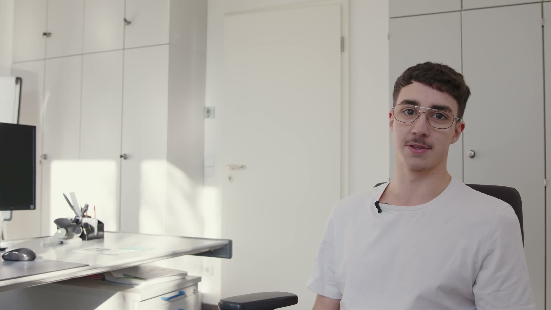 Sprecher am Schreibtisch im ARWA Azubi-Video von 2023