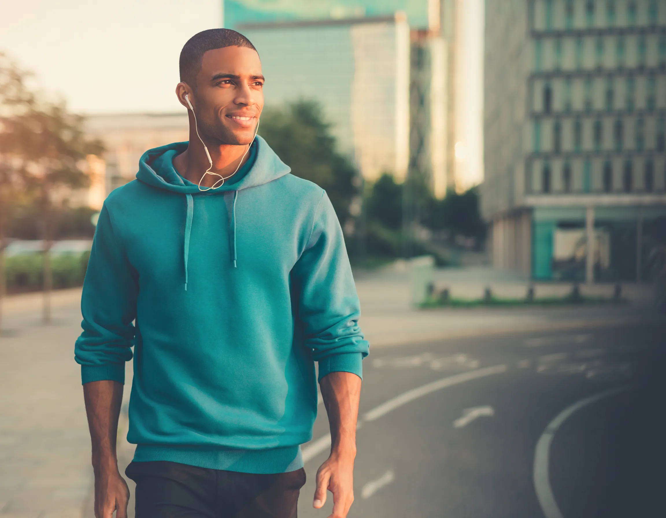 Junger Mann in teal Hoodie auf dem Weg zum Traumjob — Top Jobs bei ARWA