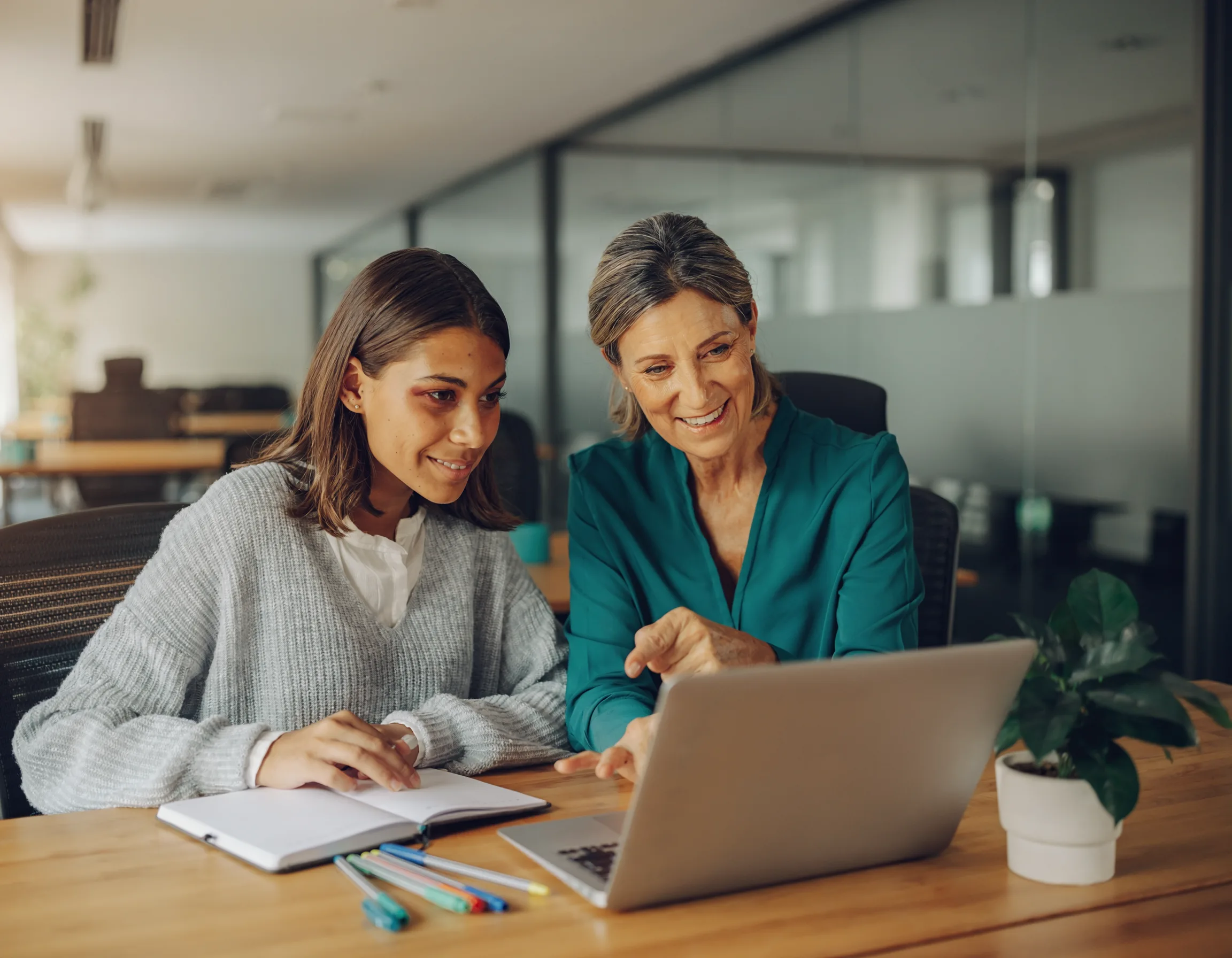Auszubildende lernt am Laptop mit ihrer Mentorin — Ausbildung bei ARWA