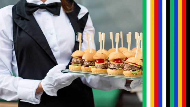 Catering-Personal in formeller Uniform hÃ¤lt ein Tablett mit Mini-Burgern, kombiniert mit farbigen Streifen auf der rechten Seite