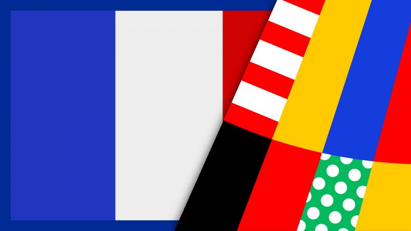 FranzÃ¶sische Flagge mit blauen, weiÃŸen und roten Streifen, kombiniert mit anderen farbigen und gemusterten Streifen.