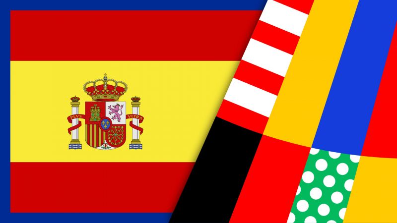 Spanische Flagge mit gelbem und rotem Hintergrund sowie Wappen, kombiniert mit anderen farbigen und gemusterten Streifen