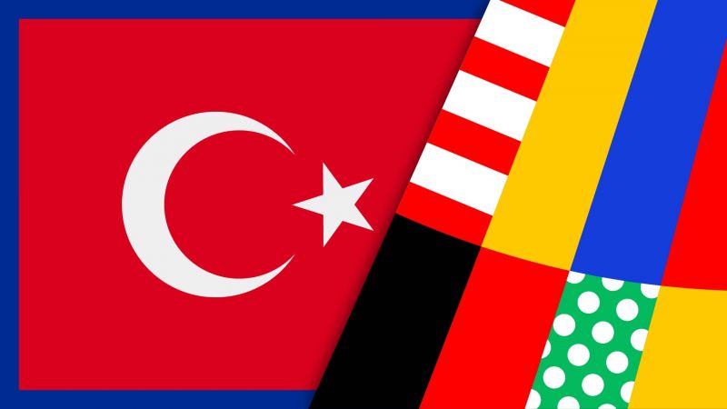 TÃ¼rkische Flagge mit weiÃŸem Halbmond und Stern auf rotem Hintergrund, kombiniert mit anderen farbigen und gemusterten Streifen