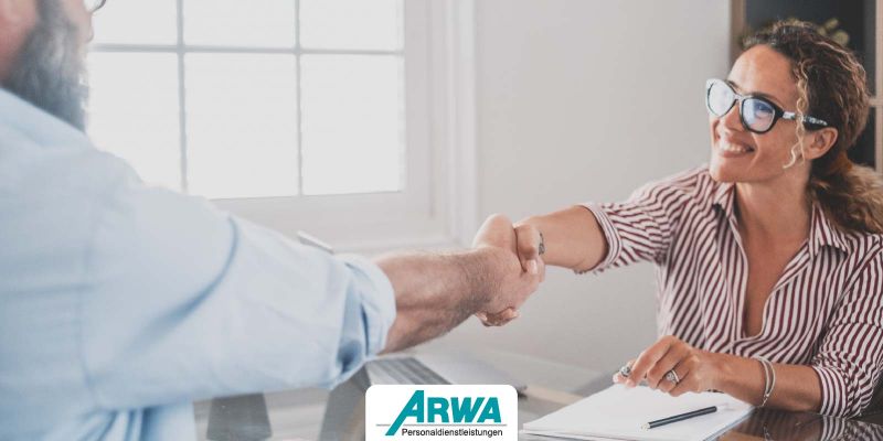 Mann und Frau beim Handshake in einem Büro - ARWA Personaldienstleistungen