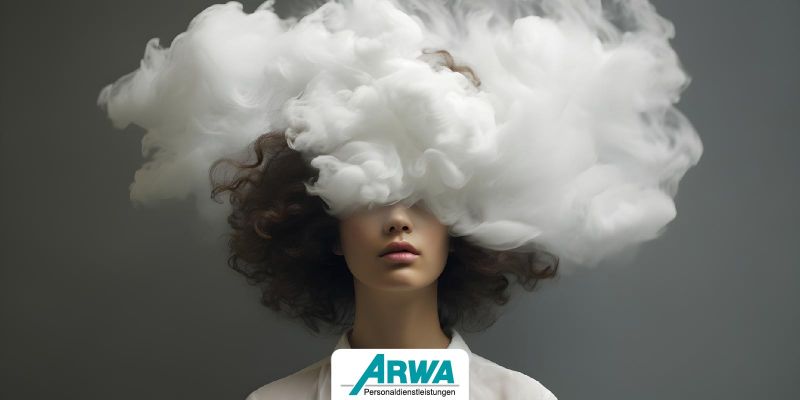 Frau mit lockigem Haar, deren Gesicht teilweise von einer großen Wolke aus weißem Rauch verdeckt ist, symbolisiert Stress und mentale Überforderung. ARWA Personaldienstleistungen Logo im Vordergrund.