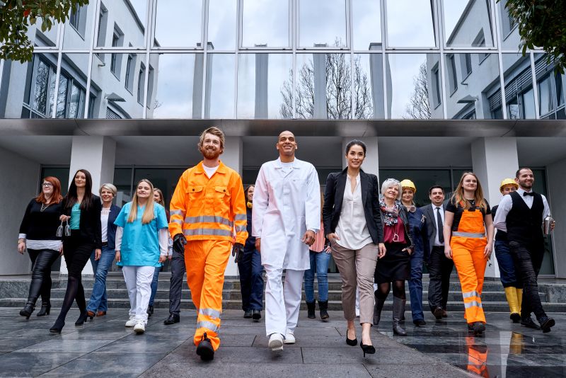 Auf diesem Bild ist das ARWA Personaldienstleistungen GmbH Team der Hauptverwaltung in Nieder-Olm in verschiedenen Berufskleidungen abgebildet