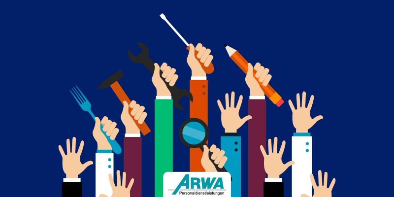 Verschiedene Hände, die bunt illustrierte Werkzeuge und Objekte in die Höhe halten, symbolisieren die Vielfalt der Fähigkeiten und Dienstleistungen von ARWA Personaldienstleistungen.