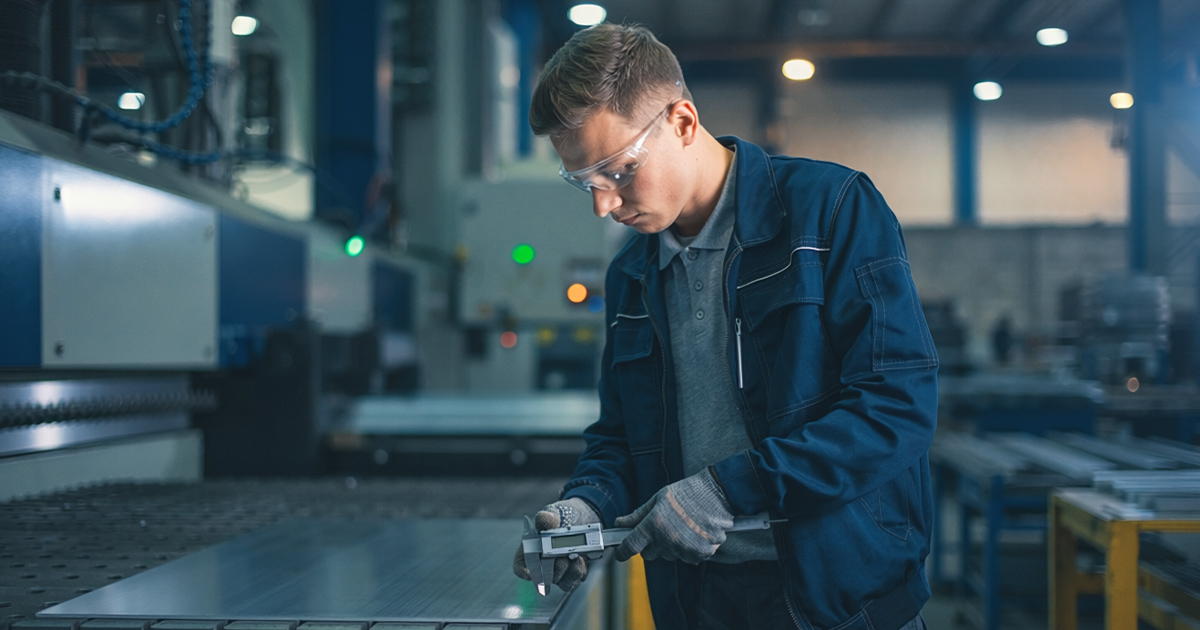 Produktionsmitarbeiter Zuschnitt 